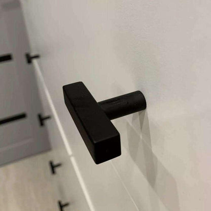 Møbelknop i sort metal, kantet med rund fod - Grebet