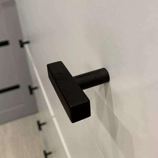 Møbelknop i sort metal, kantet med rund fod - Grebet