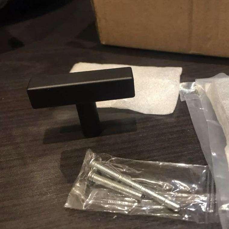 Grebet Metal greb Møbelknop i sort metal, kantet med rund fod