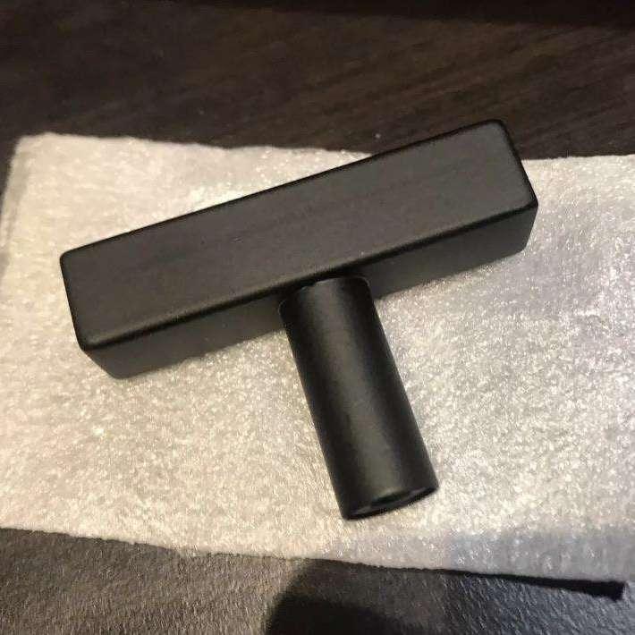 Grebet Metal greb Møbelknop i sort metal, kantet med rund fod