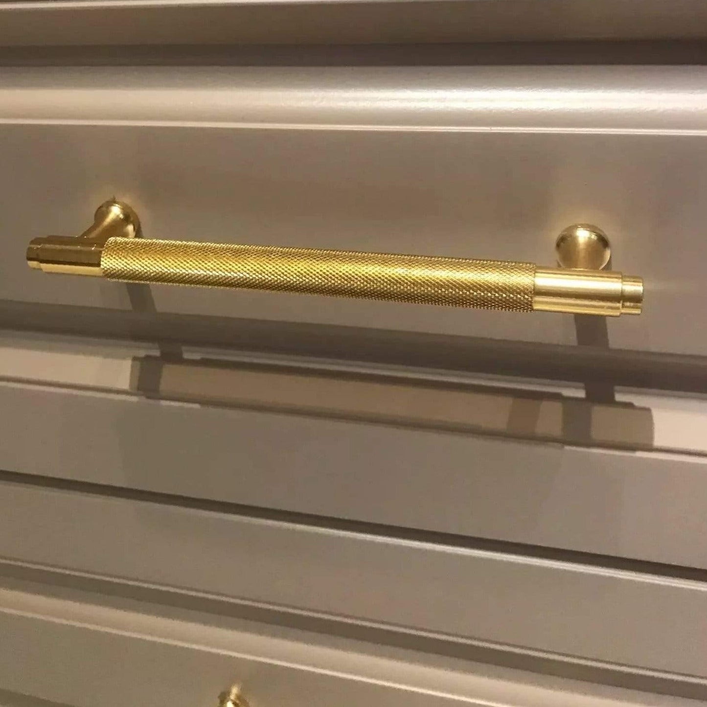 Moderne rå greb i messing/guldfarvet metal (96 mm) - Grebet