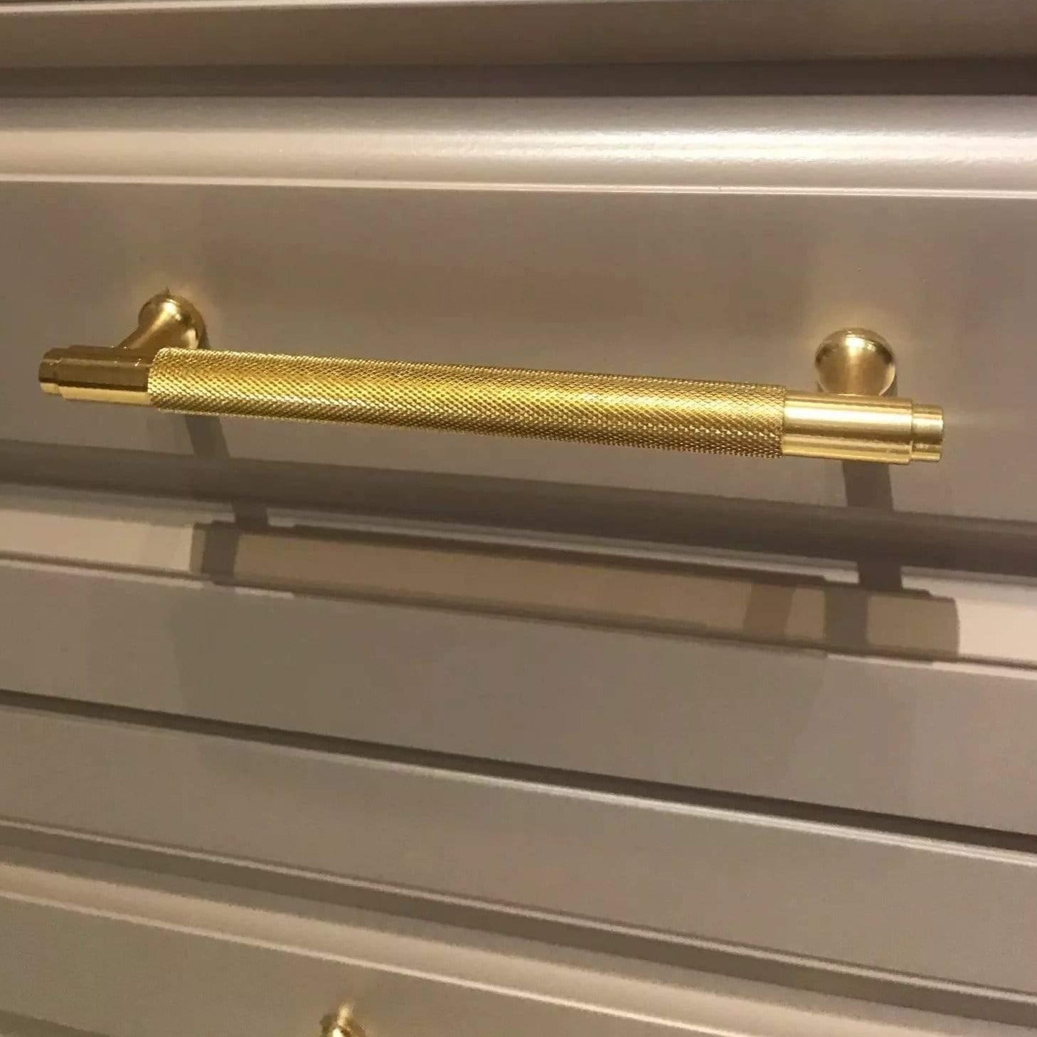 Moderne rå greb i messing/guldfarvet metal (96 mm) - Grebet