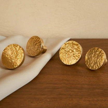 Møbelknop i banket messing (Ø: 25 mm eller 28 mm) - Grebet