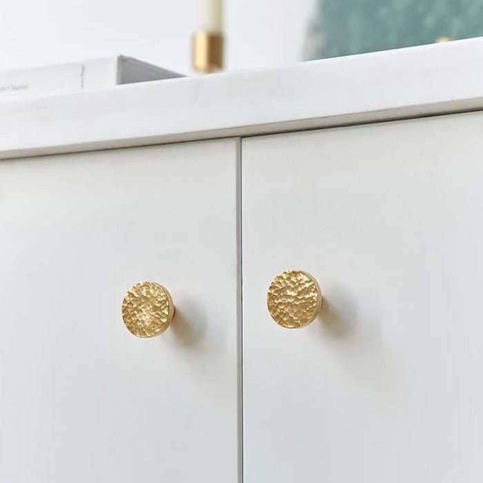 Møbelknop i banket messing (Ø: 25 mm eller 28 mm) - Grebet