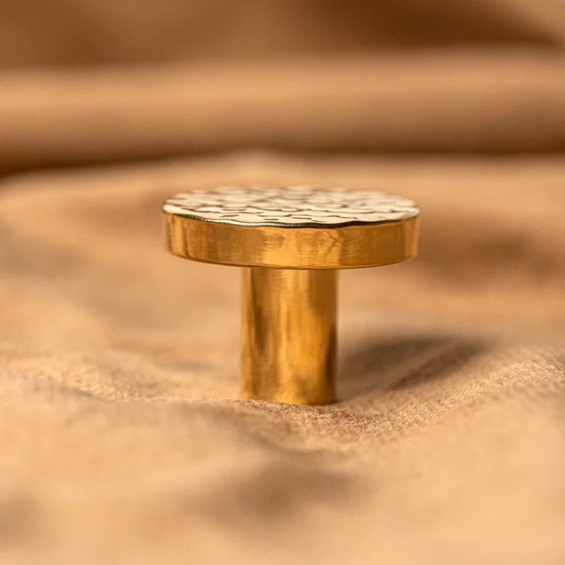 Møbelknop i banket messing (Ø: 25 mm eller 28 mm) - Grebet