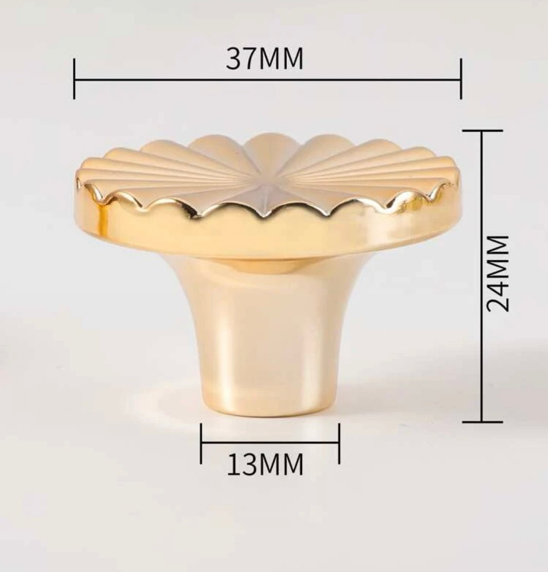 Plast møbelknop i blomsterform (Ø: 37 mm, farve: Guld) - Grebet