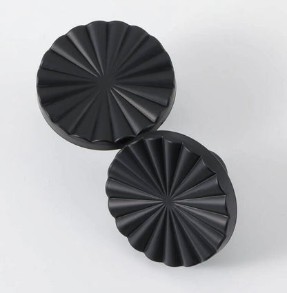 Plast møbelknop i blomsterform (Ø: 37 mm, farve: Matsort) - Grebet