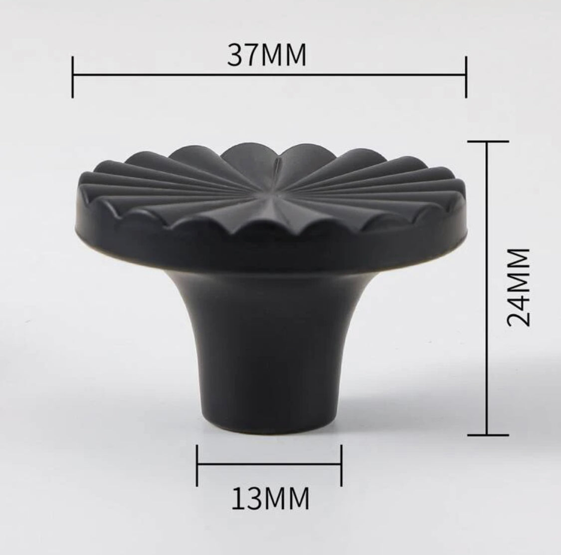 Plast møbelknop i blomsterform (Ø: 37 mm, farve: Matsort) - Grebet