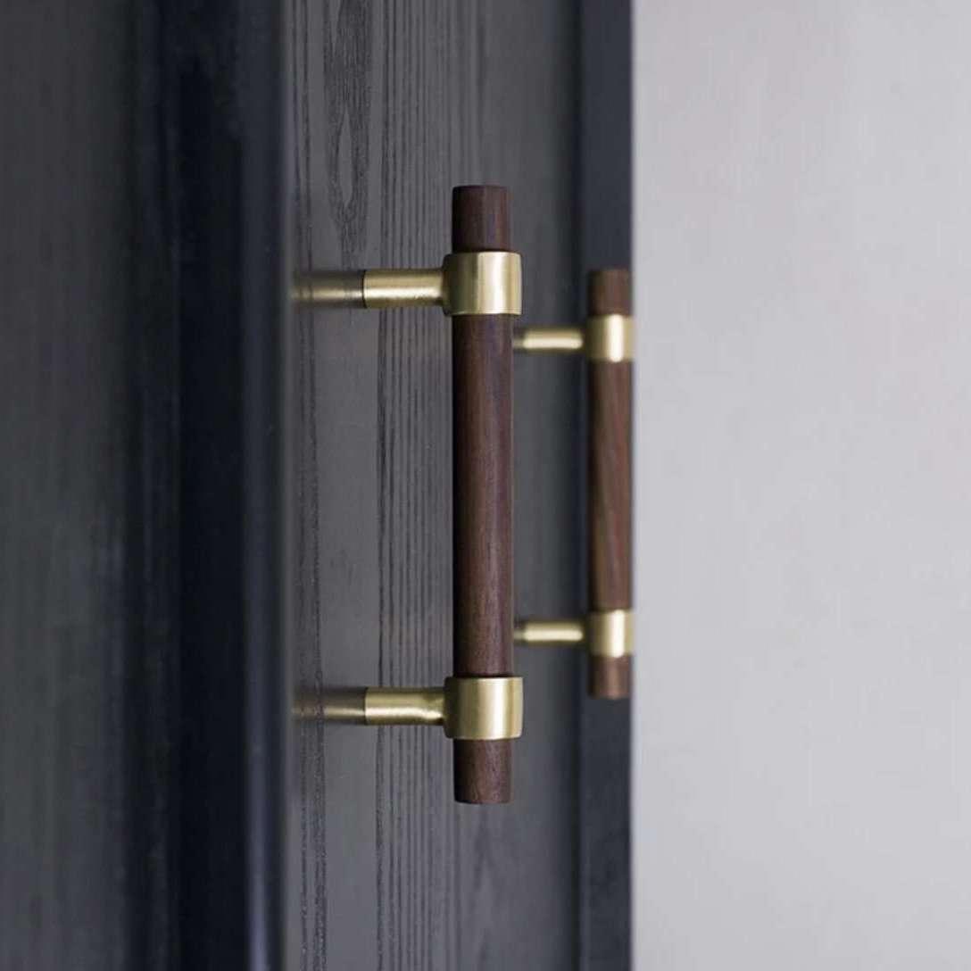 By Grebet.dk Greb Træ håndtag med messing hardware (bøg eller valnød)