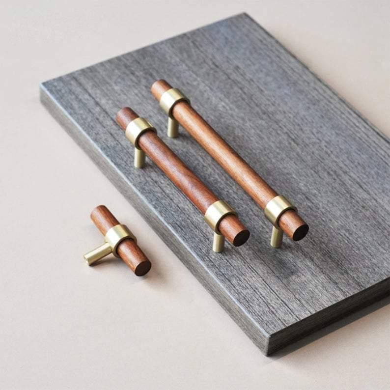 By Grebet.dk Greb Træ håndtag med messing hardware (bøg eller valnød)